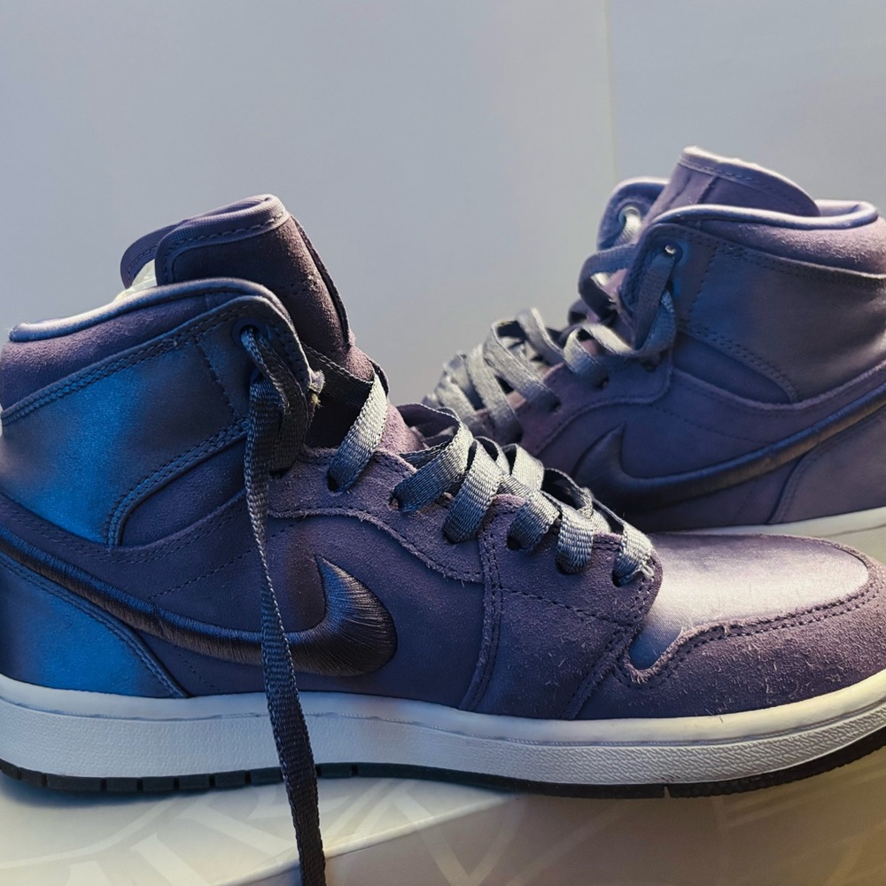 Air Jordan 1 Retro High 'Season of Her: Purple Earth' - Picture 5 of 12